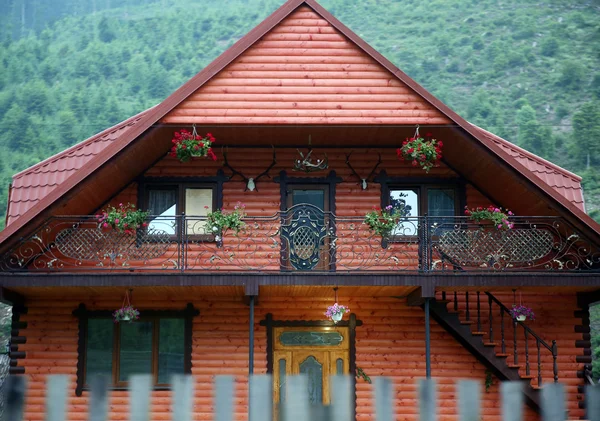 Современный дом в горах — стоковое фото