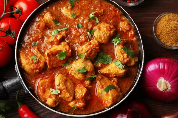 Savoureux curry de poulet dans la poêle — Photo