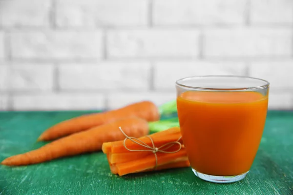 Succo di carota fresco sul tavolo — Foto Stock