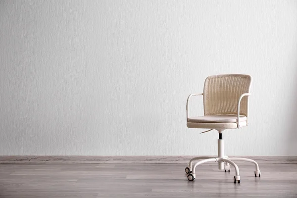 Bílá židle v místnosti se světlem — Stock fotografie
