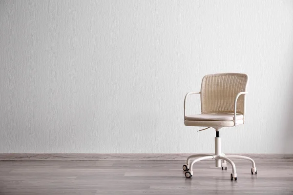 Chaise blanche dans la pièce lumineuse — Photo