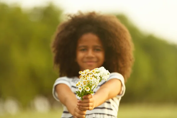 Menina americana africana com flores — Fotografia de Stock