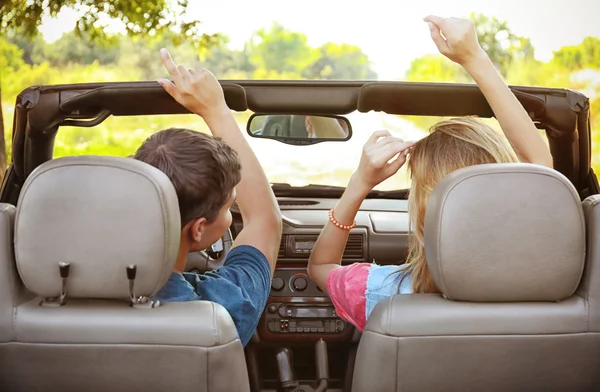 Pareja Joven Coche — Foto de Stock