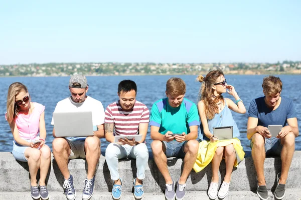 Young People Gadgets Hanging Out — Stock Photo, Image