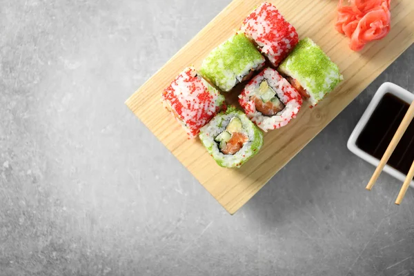 Finom sushi tekercs a táblázat — Stock Fotó