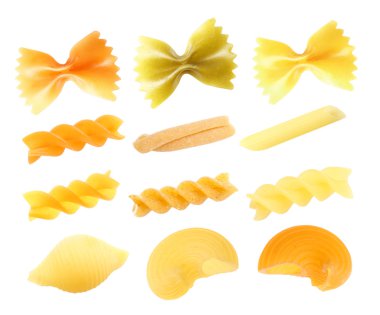 Beyaz arka plan üzerinde izole makarna topluluğu