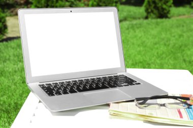  Çalışma alanı ile modern dizüstü