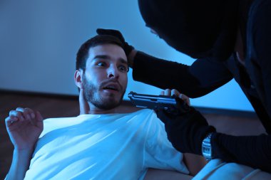 Bir ev girme ve adam tehdit silahlı hırsız