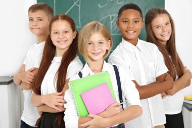 Okul sınıf yazı tahtası yanında ayakta