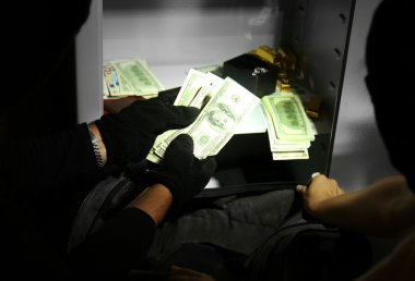 Hırsızlar kasasından para çalmak