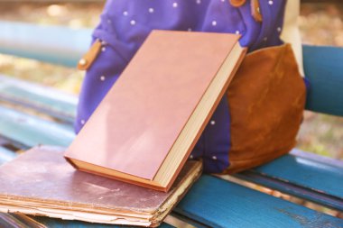 Sırt çantası ve kitaplar bankta 