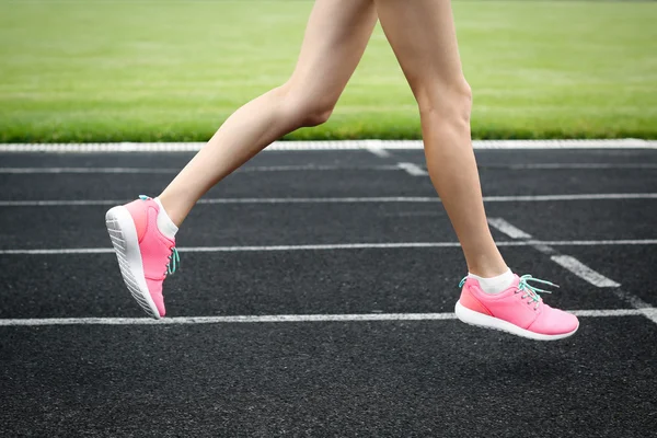Mujer corriendo en zapatillas rosa — Foto de Stock
