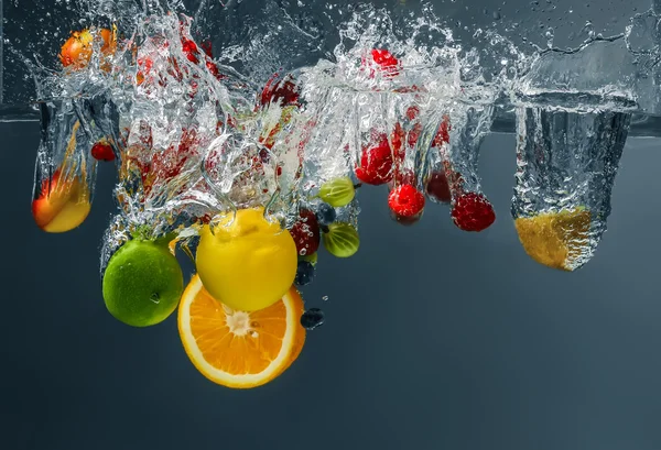 Frutas e bagas diferentes — Fotografia de Stock