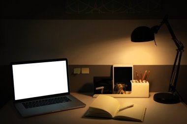  Çalışma alanı ile modern dizüstü