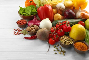 Sebze ve baharatlar ahşap masada