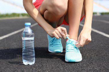 Kadın bağcık bağlama 