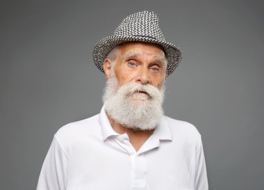 şapkalı yaşlı adam 