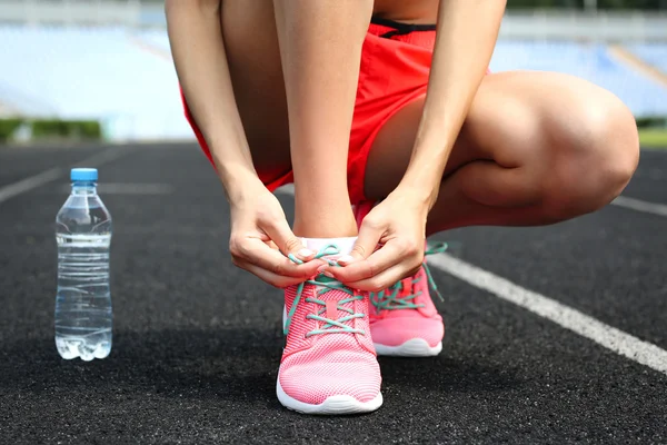 Woman tying laces — Stock Photo, Image