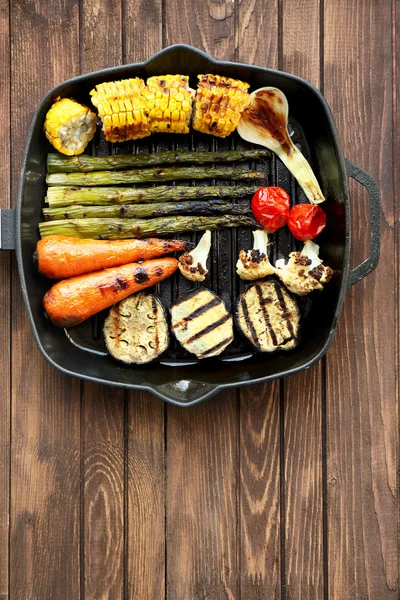 Verduras a la parrilla en la sartén, primer plano —  Fotos de Stock