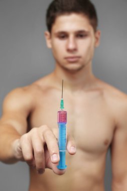 Sporcu gri arka plan steroid ile