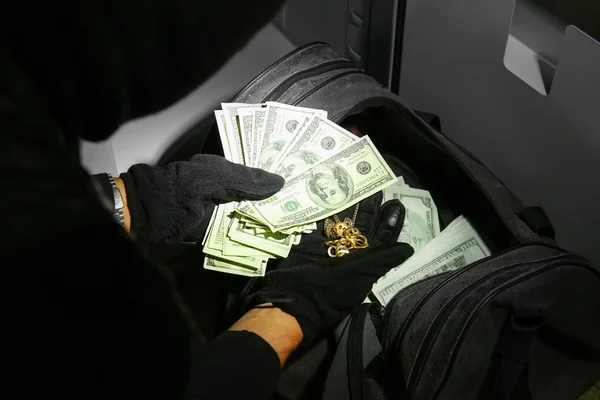 금고에서 돈을 훔치는 도둑 — 스톡 사진