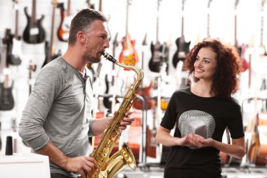 Erkek ve kadın müzik shop