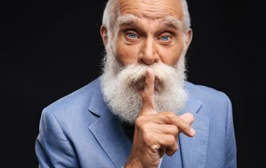 Şık gri elbiseli yaşlı adam  