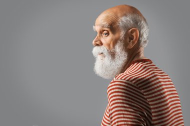 Yaşlı adam şık kumaş  