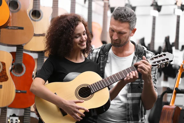 Uomo Donna Nel Negozio Musica — Foto Stock