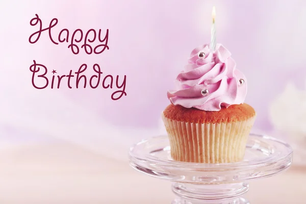 Prăjitură delicioasă pe fundal roz. Happy Birthday concept . — Fotografie, imagine de stoc