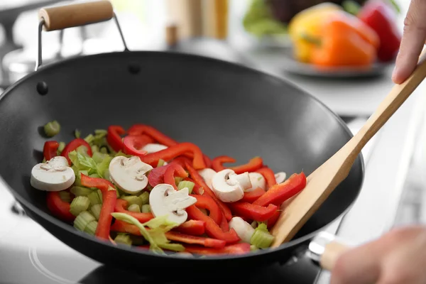 Gemüse in der Pfanne mischen — Stockfoto