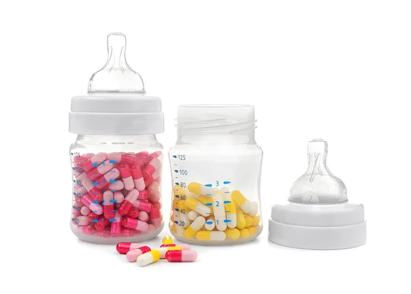 Garrafas de bebê cheias de comprimidos — Fotografia de Stock