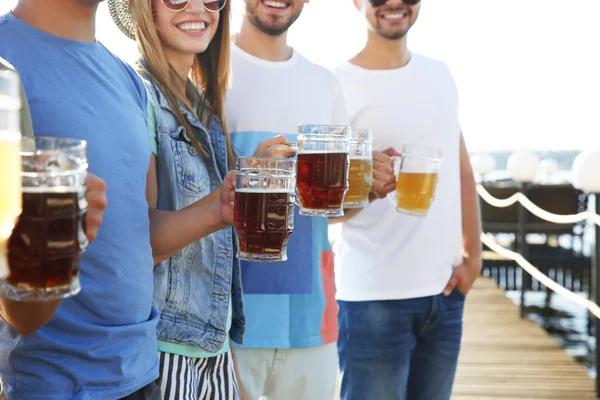 Grupo Amigos Pasando Rato Juntos Aire Libre —  Fotos de Stock