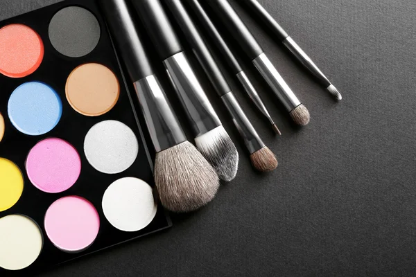 Make-up penselen en oogschaduw palet — Stockfoto