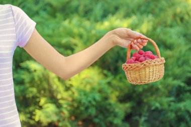 hasır sepet tutan kadın 