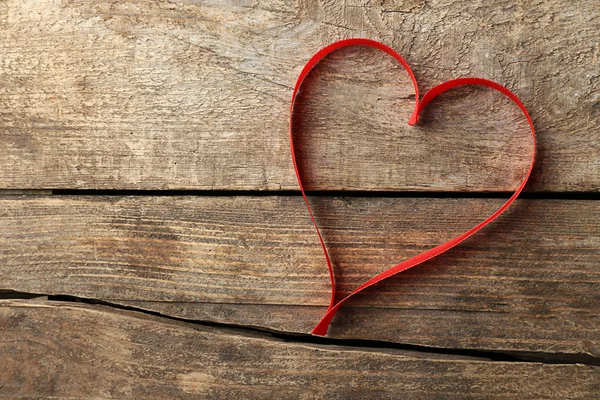 Červená stužka ve tvaru srdce — Stock fotografie