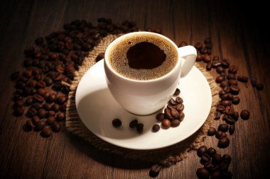 Kahve ahşap arka plan üzerinde fasulye ile