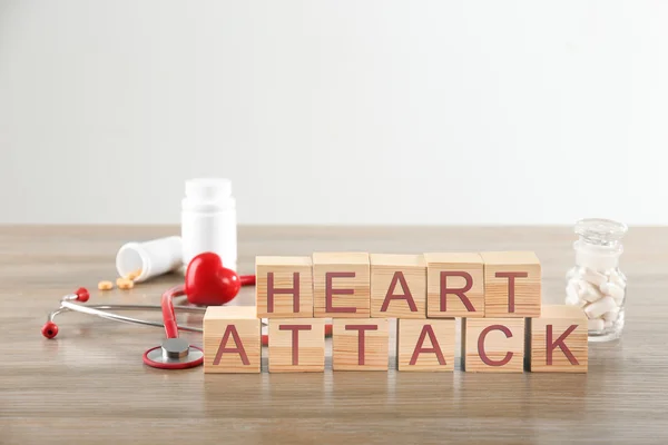 Cubos de madera con palabras ataque al corazón — Foto de Stock