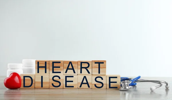 Cubos de madera con palabras Enfermedad cardíaca — Foto de Stock