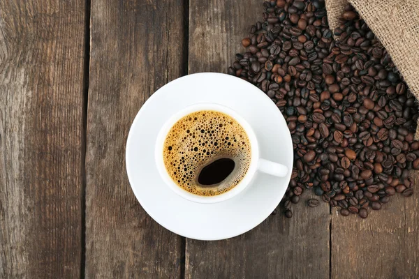 Csésze kávé bab fa háttér — Stock Fotó