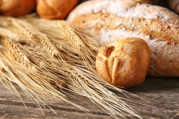 Volkoren brood en spikes — Stockfoto