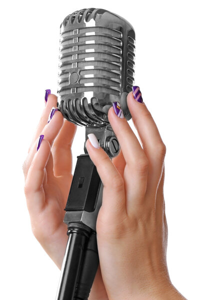 Женские руки с винтажным микрофоном
