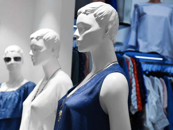 Модный магазин витрины с манекенами — стоковое фото