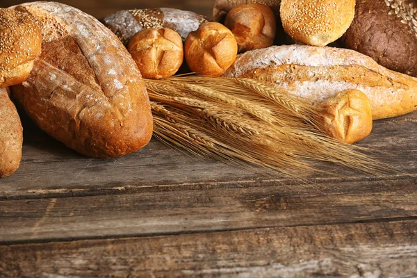 小麦面包和穗状花序 — 图库照片