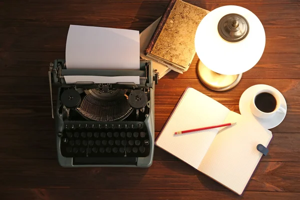 Velha máquina de escrever e caderno — Fotografia de Stock