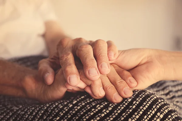 Gamla män och unga kvinnliga händer — Stockfoto