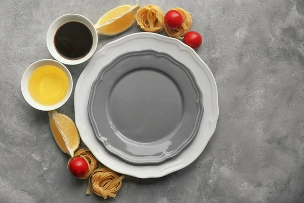 Empty plate with ingredients — Stock Photo, Image