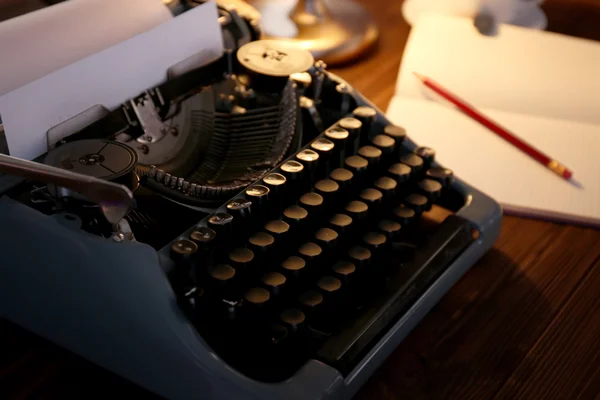 Vieja máquina de escribir en la mesa — Foto de Stock