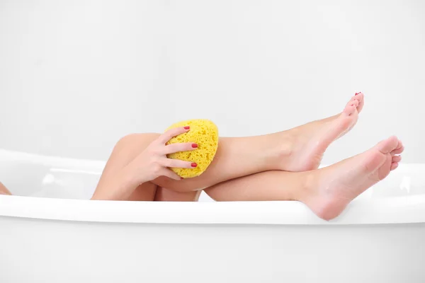 Женские ноги в ванной — стоковое фото