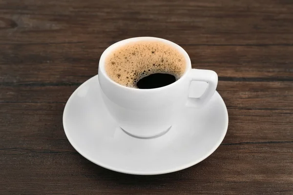 Kopje koffie op houten achtergrond — Stockfoto